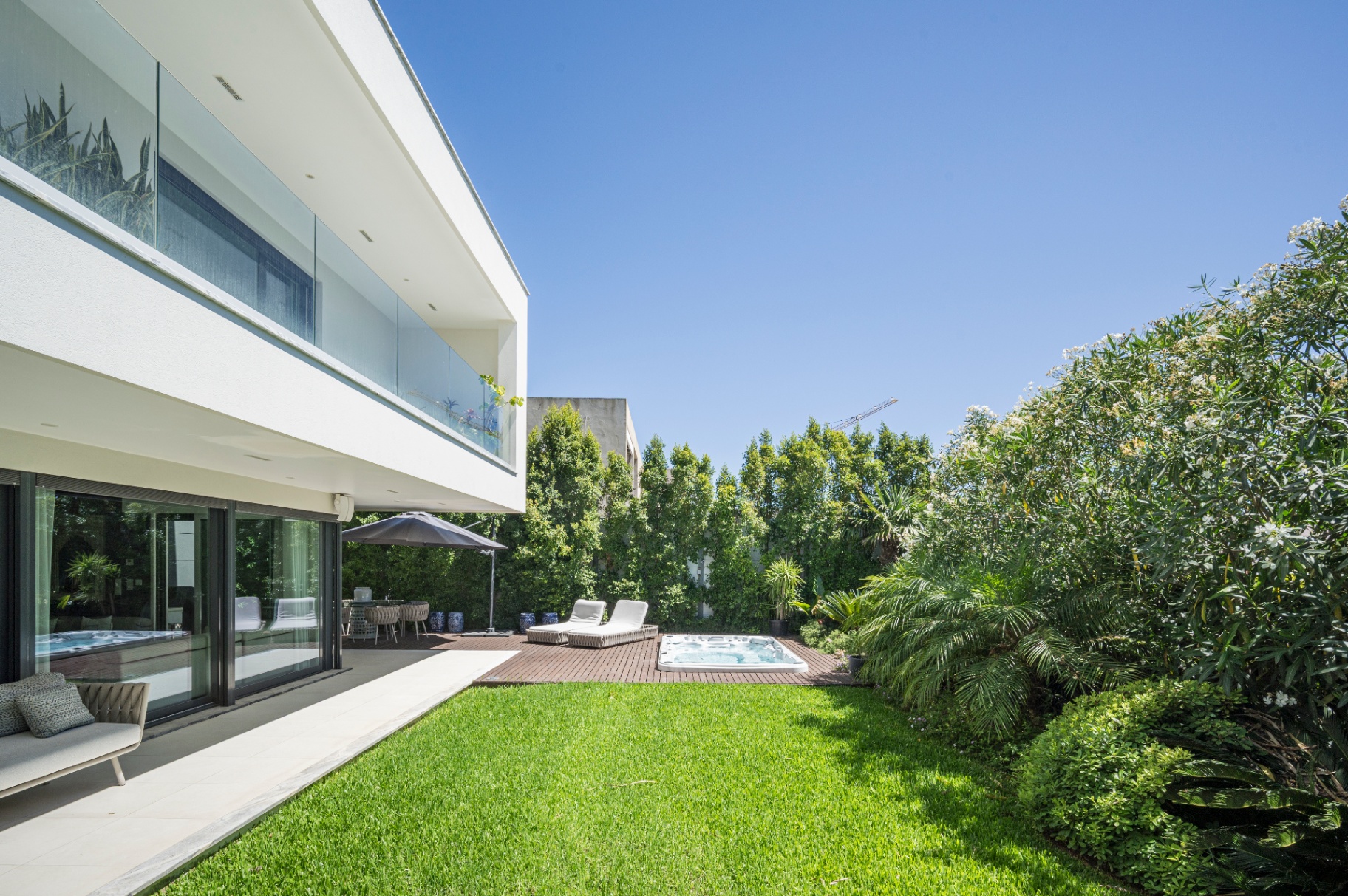 Jacuzzi and outdoor dining terrace